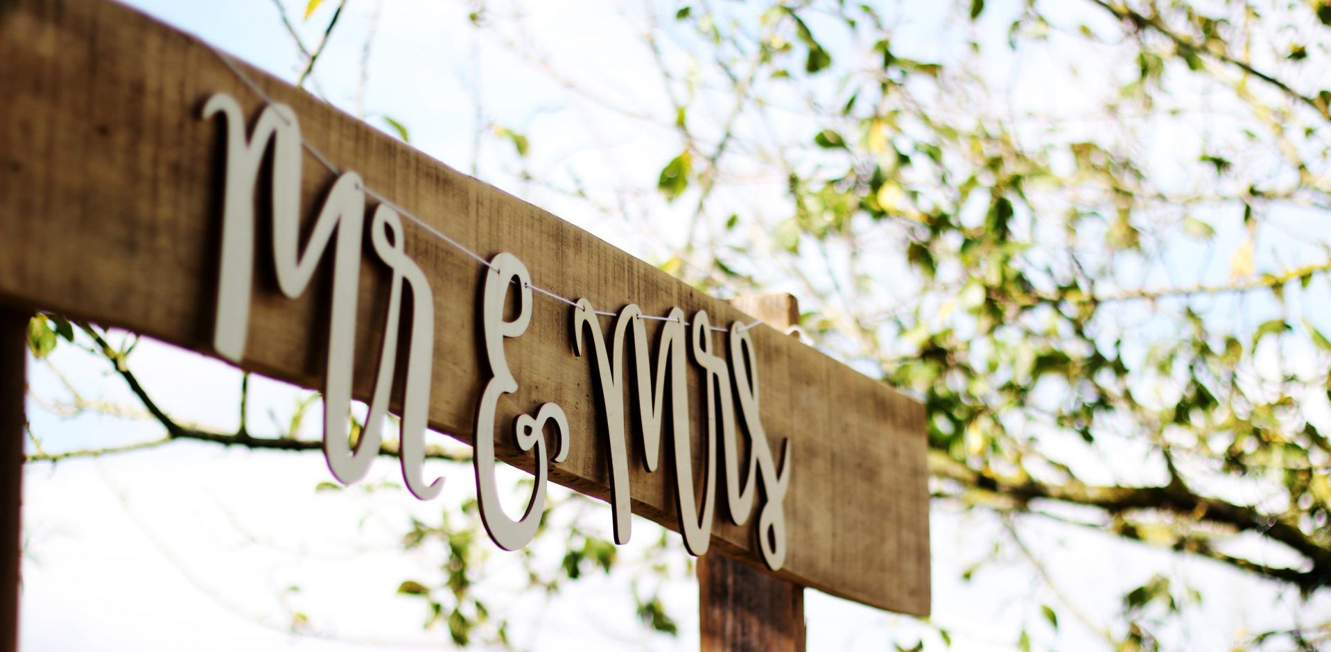 Mr and Mrs sign